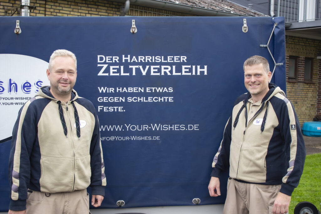 Mathias und Claas von Your Wishes vor ihrem Anhänger