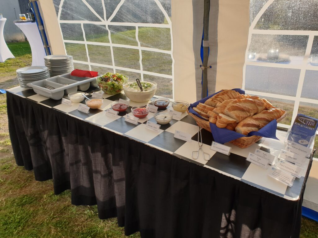 Catering-Buffet mit Brötchen und Speisen von Your Wishes