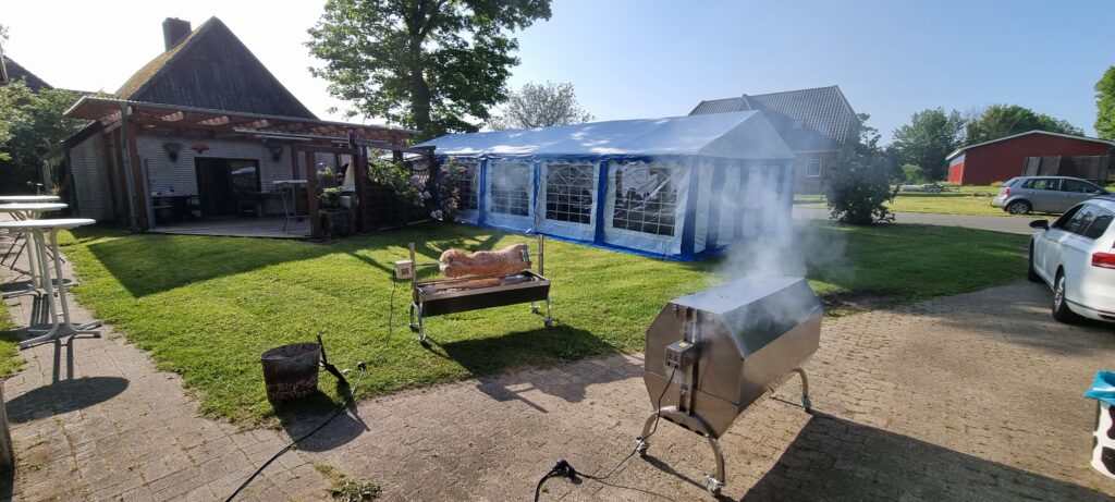 Zelt und Spanferkelgrill im Einsatz bei Your Wishes