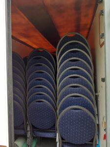 Stapelbare Stuehle fuer Veranstaltungen