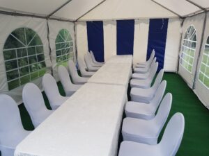 Tischreihe mit Stuehlen im Festzelt