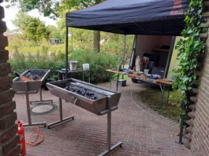 Grillstation fuer eine Feier im Aussenbereich