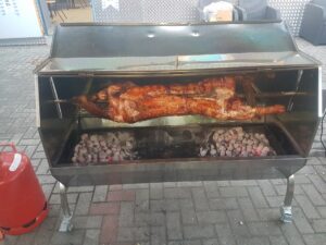 Spanferkel auf dem Grill