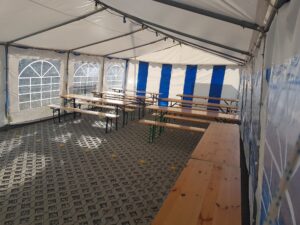 Festzelt mit Boden und Bierbankgarnituren