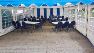 Innenraum eines Festzelts mit Tischen und Stuehlen