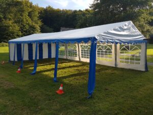 Festzelt mit Seitenwaenden im Aussenbereich